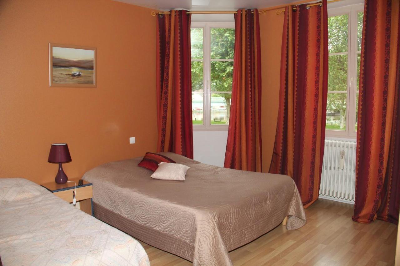 Aux Trois Rois Hotel Pont-Sur-Yonne Kültér fotó